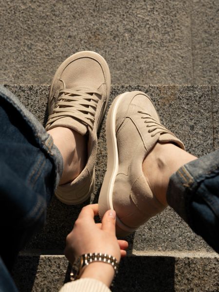 Beige comfortable sneakers with anatomical toe