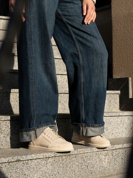 Beige comfortable sneakers with anatomical toe