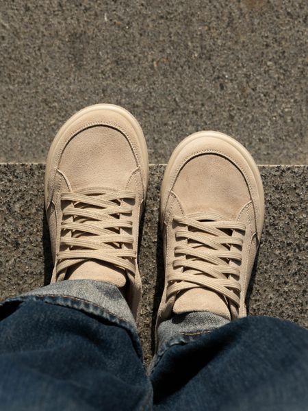 Beige comfortable sneakers with anatomical toe