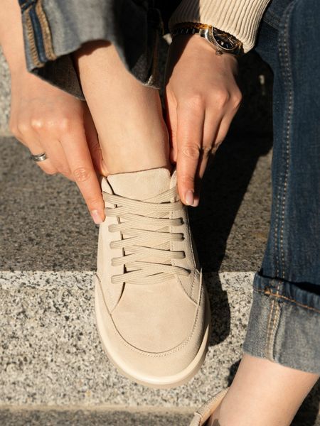Beige comfortable sneakers with anatomical toe
