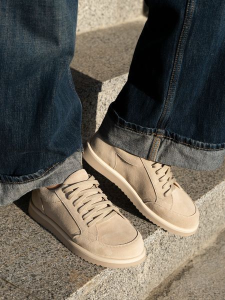 Beige comfortable sneakers with anatomical toe
