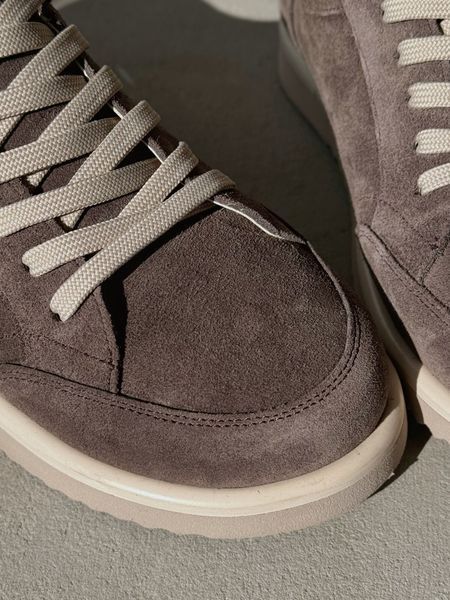 Comfortable sneakers with an anatomical toe in latte color