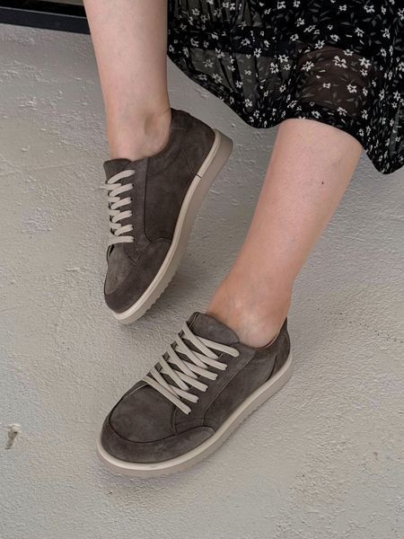 Comfortable sneakers with an anatomical toe in latte color